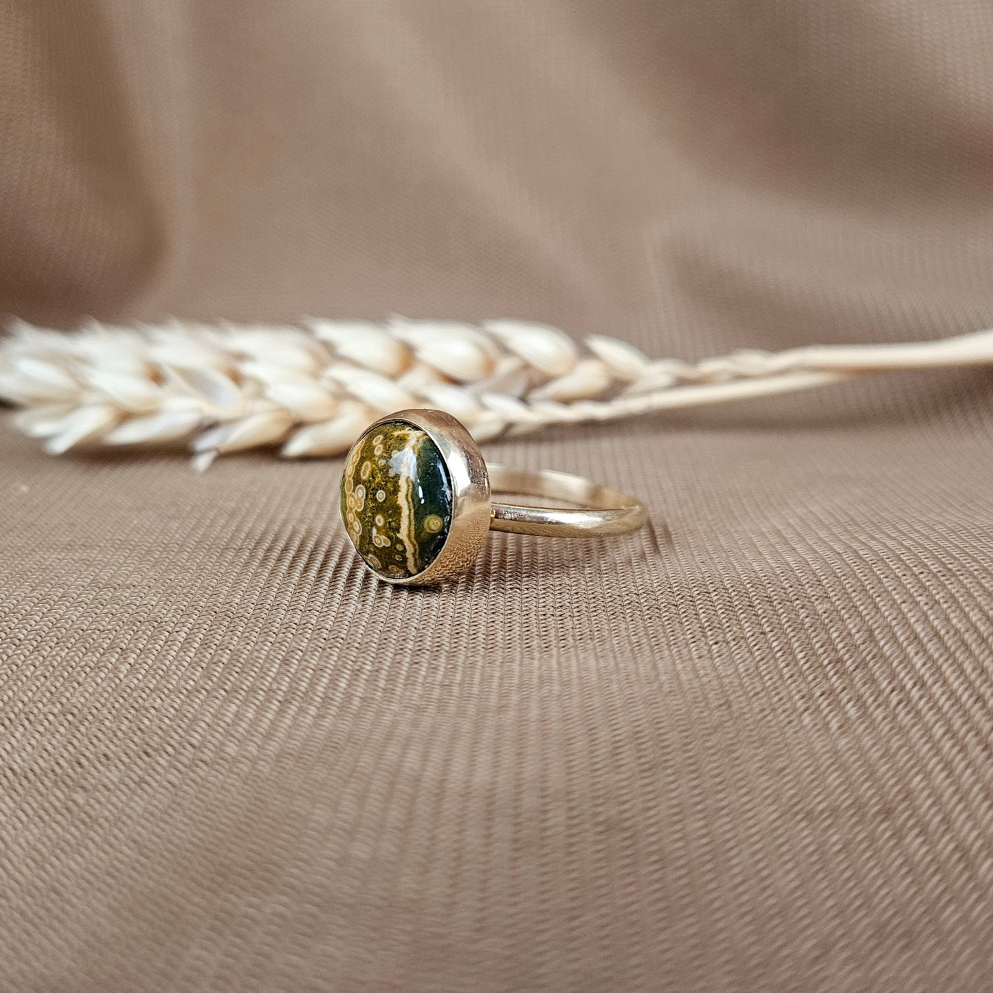 Bague en or vermeil 14 carats avec jaspe océanique rond tacheté - Pièce unique - 18 mm