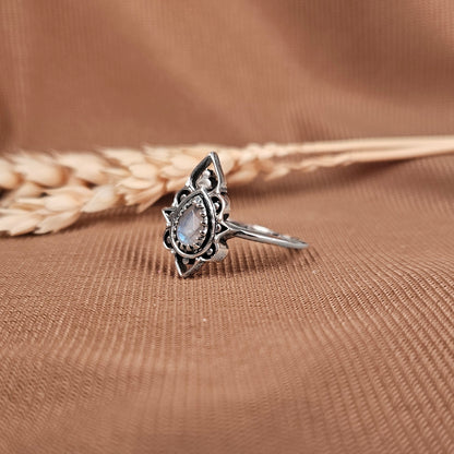 Bague en argent sterling à silhouette délicate avec pierre de lune 