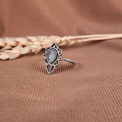 Bague en argent sterling à silhouette délicate avec pierre de lune 